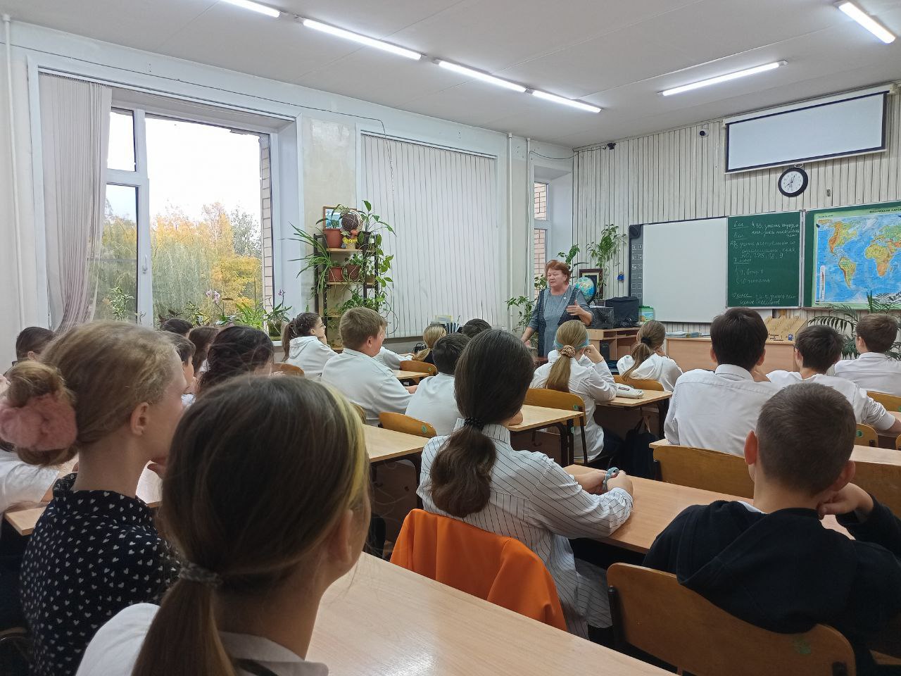 В гостях у шестиклассников – Заслуженный врач РФ Лариса Лунькова.
