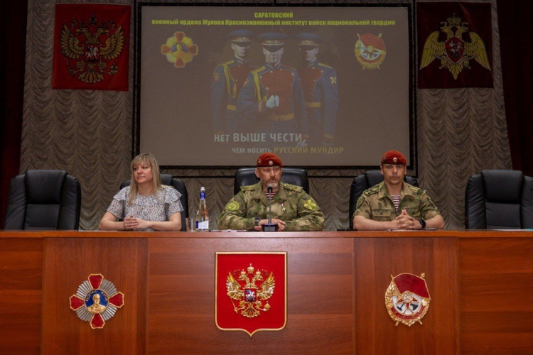 От спорта к героизму: учащиеся школы вдохновились Росгвардией в Саратове.