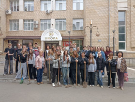 Стартовал общегородской субботник! Ученики старших классов – в первых рядах.