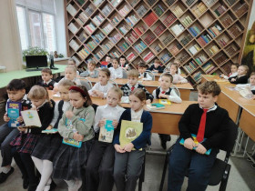 Время дарить книги: первоклассники доказали, что добрых дел много не бывает.