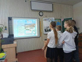 Шестиклассники на Дне географии в школе.
