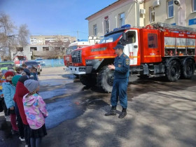 «Кто знает, может, это их будущая работа...» Наши первоклассники в пожарной части.