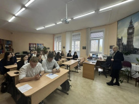 Финансовая безопасность — это не только про взрослых. Наши десятиклассники разобрали схемы мошенников и способы защиты.