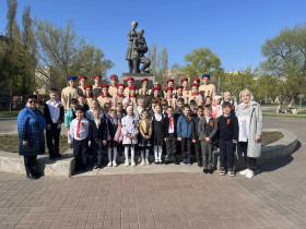 «Цветы у обелиска»: ученики начальной школы и отряд «Гвардеец» почтили память героев.