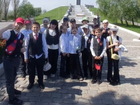 Вечный огонь, танки и минута тишины. Третьеклассники почтили память героев.