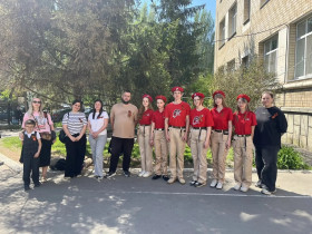 «Георгиевская ленточка» в нашей школе: юнармейцы поздравили гостей, педагогов и прохожих с Днём Победы ⁣.