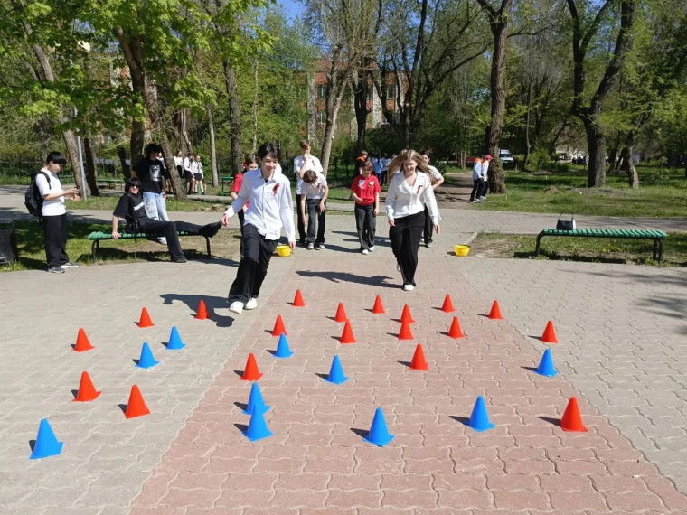 На фото ребята участвуют в эстафете.