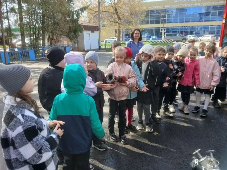 «Кто знает, может, это их будущая работа...» Наши первоклассники в пожарной части.