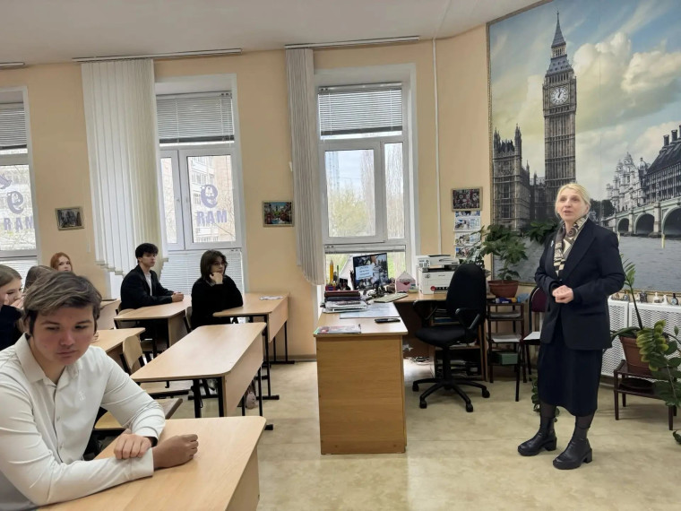 Финансовая безопасность — это не только про взрослых. Наши десятиклассники разобрали схемы мошенников и способы защиты.