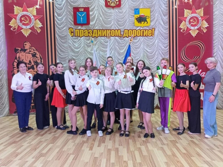 На фото коллектив учеников и преподавателей, участников концерта.