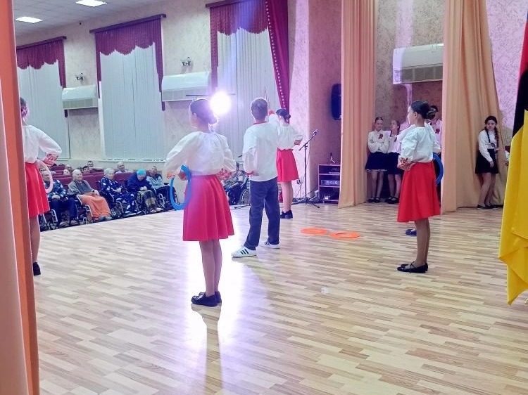 На фото коллектив учеников и преподавателей, участников концерта.