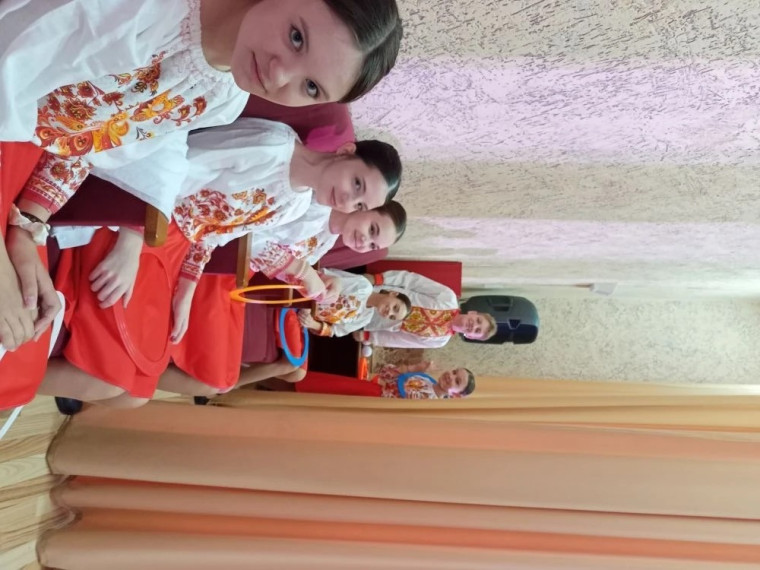 На фото коллектив учеников и преподавателей, участников концерта.