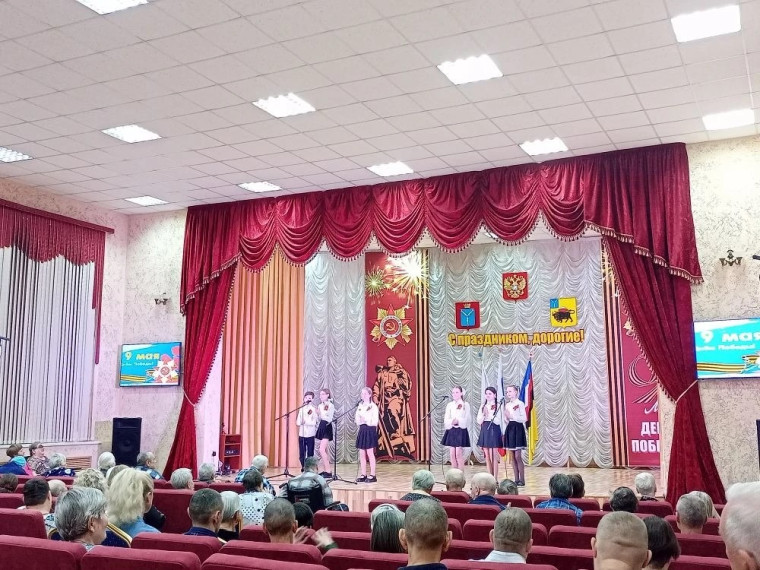 На фото коллектив учеников и преподавателей, участников концерта.