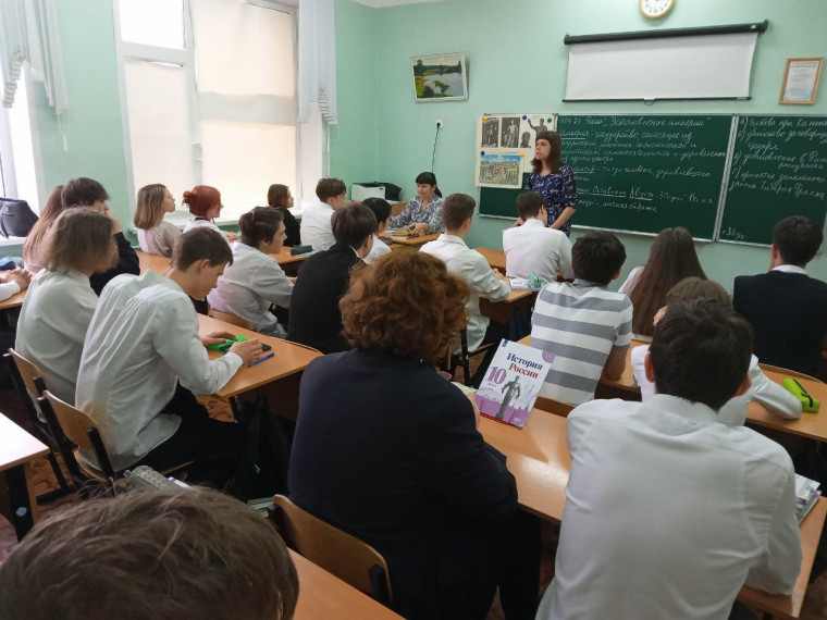 В рамках профориентации в школе состоялась встреча представителей АО ЭОКБ«"Сигнал им.Глухарева» с обучающимися 10-11 классов.