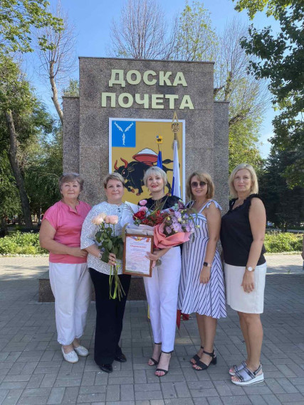 Поздравляем нашу коллегу с заслуженной наградой.