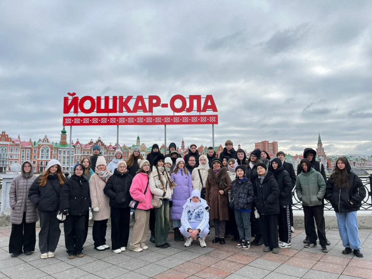 Дружное, увлекательное путешествие, насыщенное национальным колоритом совершила в первые дни каникул группа учащихся с классными руководителями.