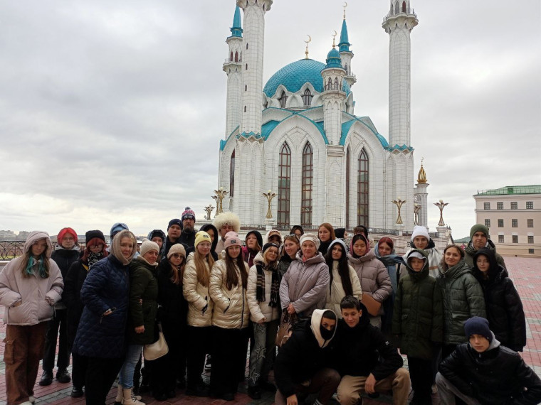Дружное, увлекательное путешествие, насыщенное национальным колоритом совершила в первые дни каникул группа учащихся с классными руководителями.