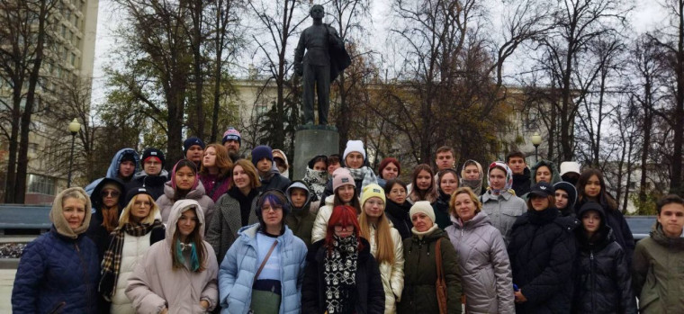 Дружное, увлекательное путешествие, насыщенное национальным колоритом совершила в первые дни каникул группа учащихся с классными руководителями.