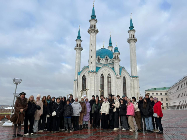 Дружное, увлекательное путешествие, насыщенное национальным колоритом совершила в первые дни каникул группа учащихся с классными руководителями.