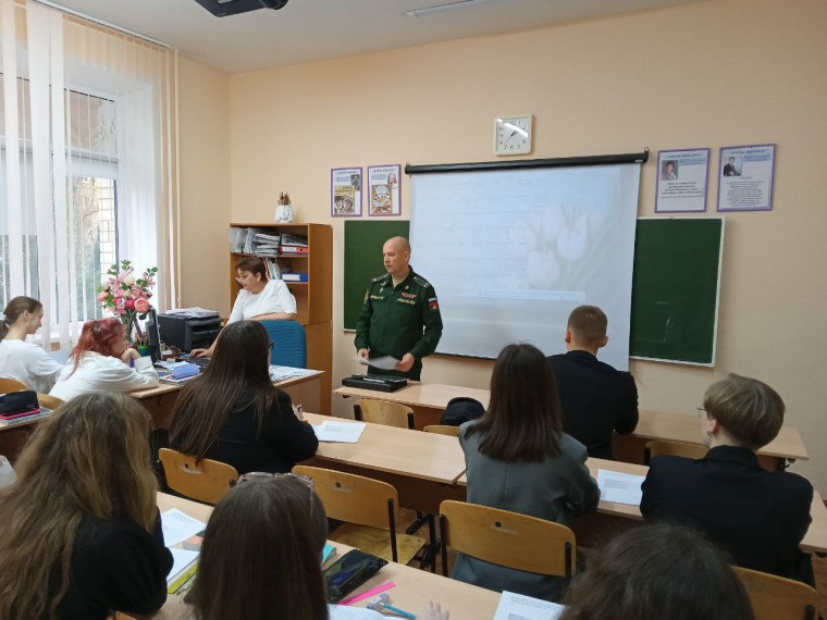 С выпускниками 11-х классов провел беседу представитель военной академии воздушно-космической обороны.