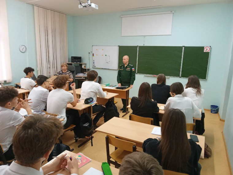 С выпускниками 11-х классов провел беседу представитель военной академии воздушно-космической обороны.