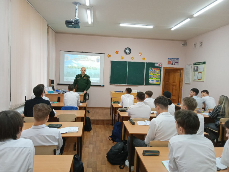 С выпускниками 11-х классов провел беседу представитель военной академии воздушно-космической обороны.
