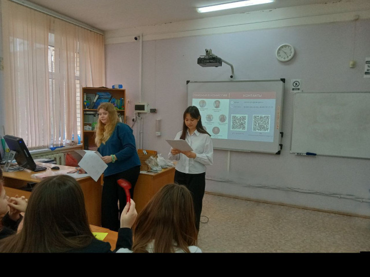 Для одиннадцатиклассников школы студенты РАНХ и ГС провели урок профориентации.