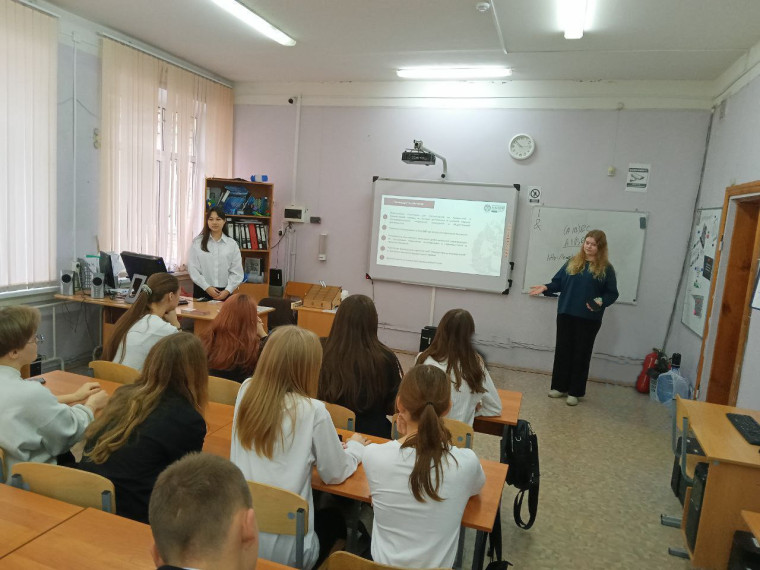 Для одиннадцатиклассников школы студенты РАНХ и ГС провели урок профориентации.