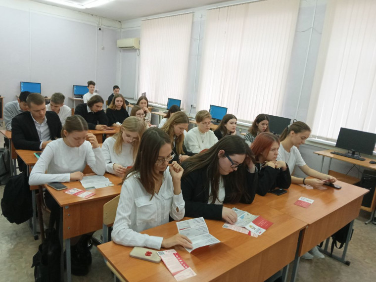 Для одиннадцатиклассников школы студенты РАНХ и ГС провели урок профориентации.