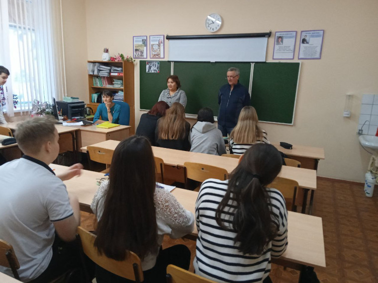 Представители ГАПОУ СО «Энгельсский механико-технологический  техникум» встретились с девятиклассниками в рамках профориентации.