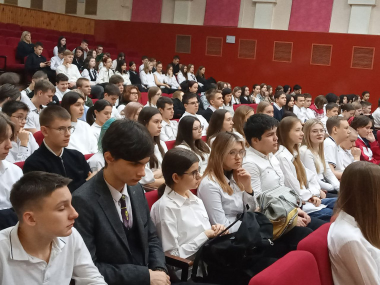 Для девятиклассников провели профориентационный урок представители  ЭТИ СГТУ имени Гагарина Ю.А..