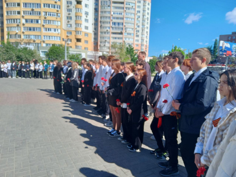Восьмиклассники нашей школы приняли участие в митинге ко Дню Победы в Великой Отечественной войне.