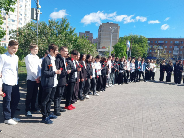 Восьмиклассники нашей школы приняли участие в митинге ко Дню Победы в Великой Отечественной войне.